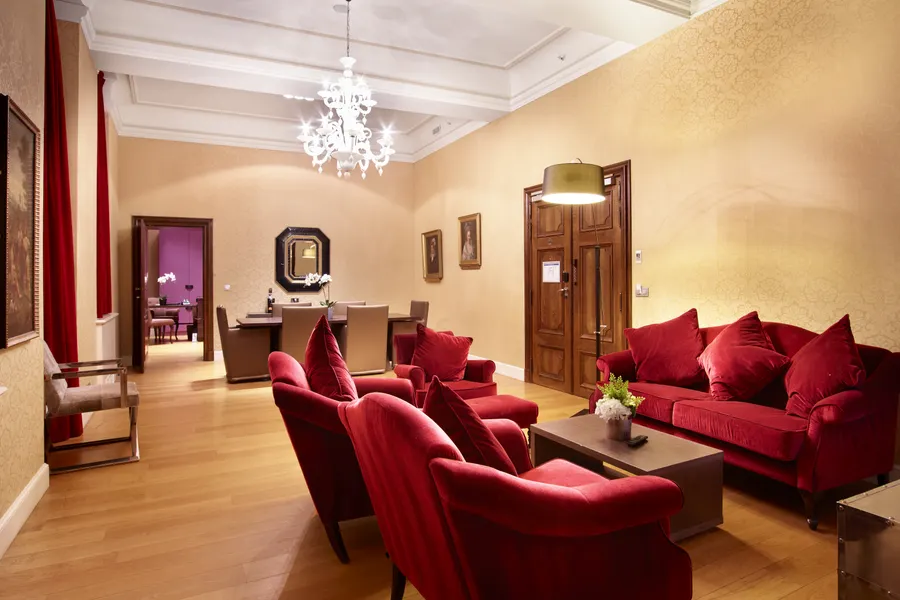 Salon spacieux de la Suite Royale à l’hôtel Sélys Liège