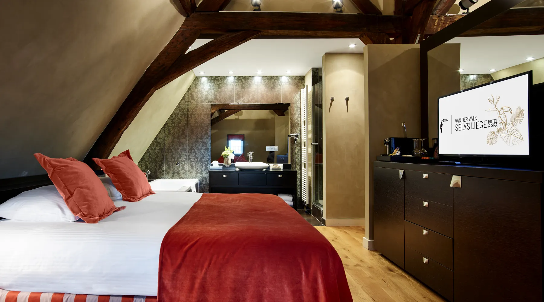 Lit king-size dans une suite à Liège
