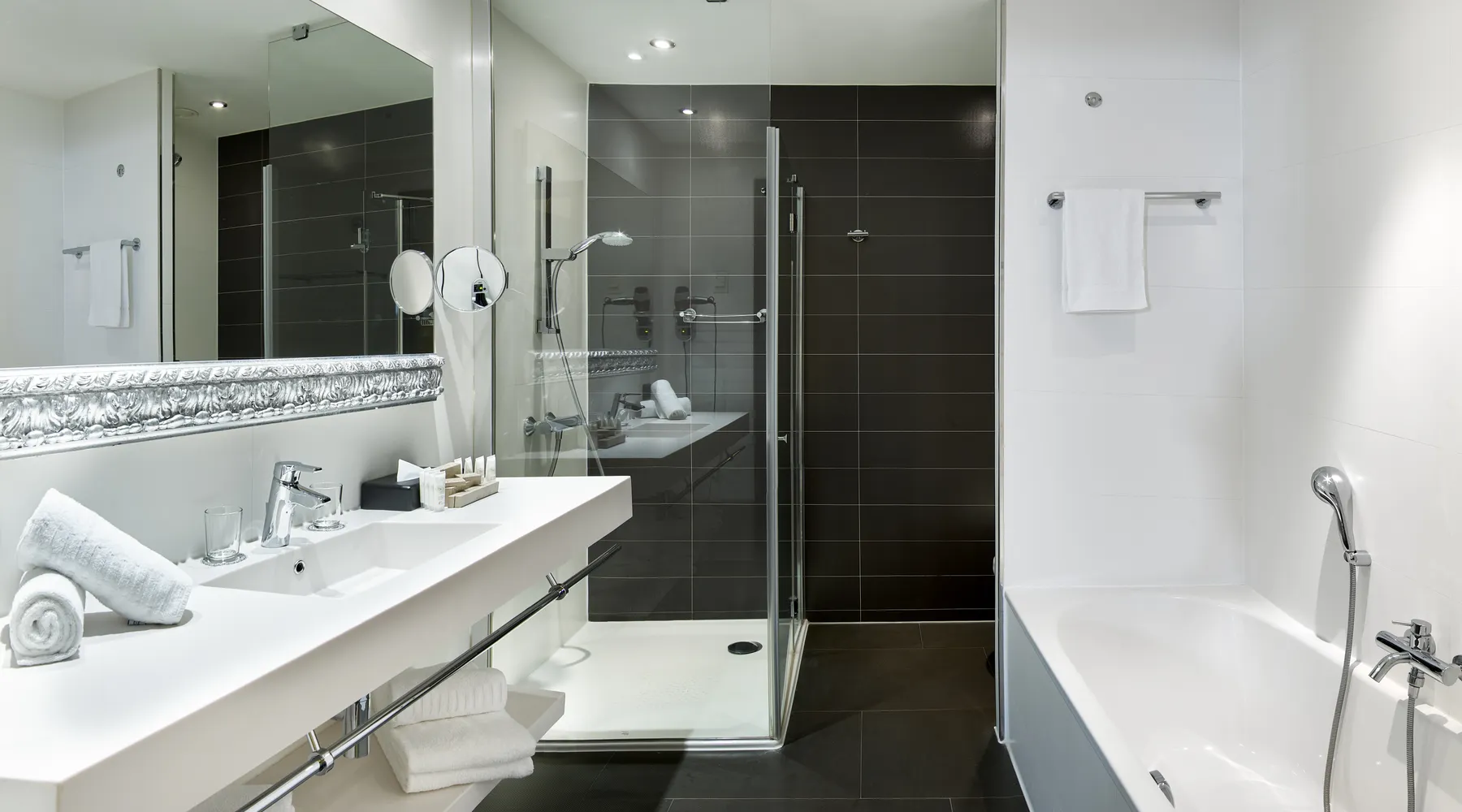 Salle de bain moderne d’une chambre familiale à l’Hôtel Van der Valk Sélys Liège