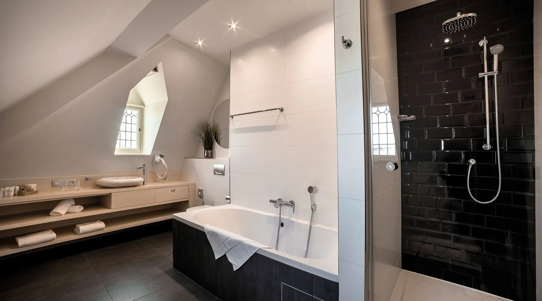Bain à bulles et douche dans la Suite Sélys au Van der Valk Sélys Liège