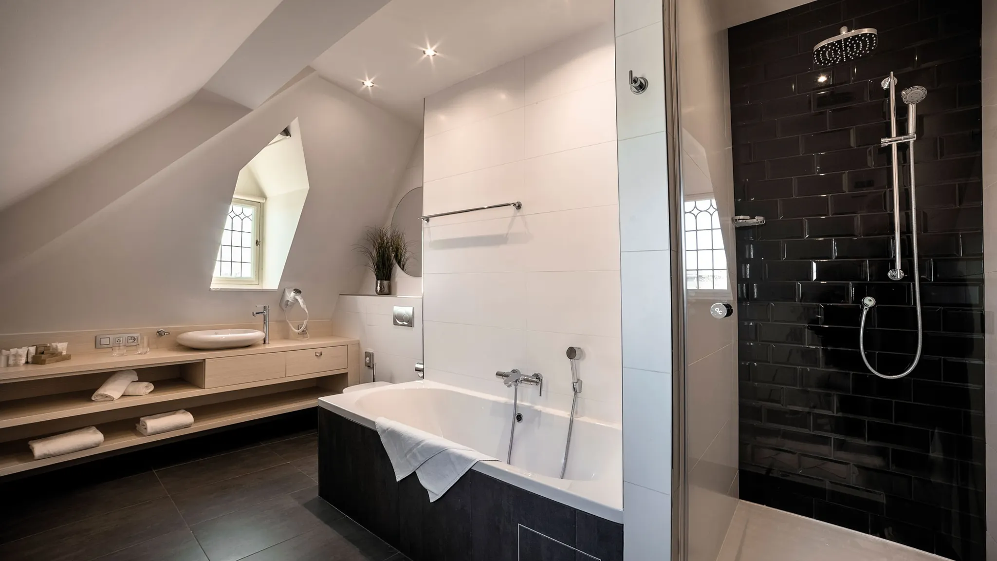 Bain à bulles et douche dans la Suite Sélys au Van der Valk Sélys Liège