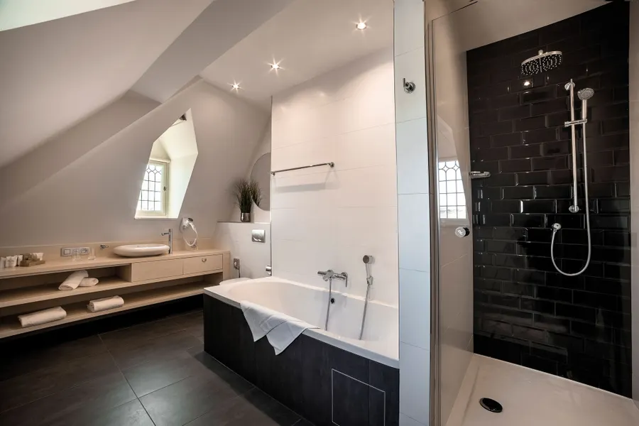 Bain à bulles et douche dans la Suite Sélys au Van der Valk Sélys Liège