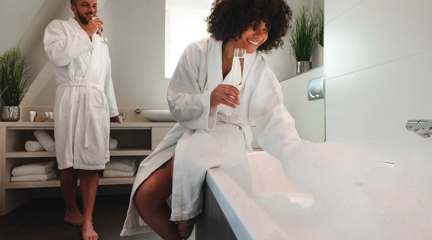 Salle de bain moderne de la Suite Sélys à Liège