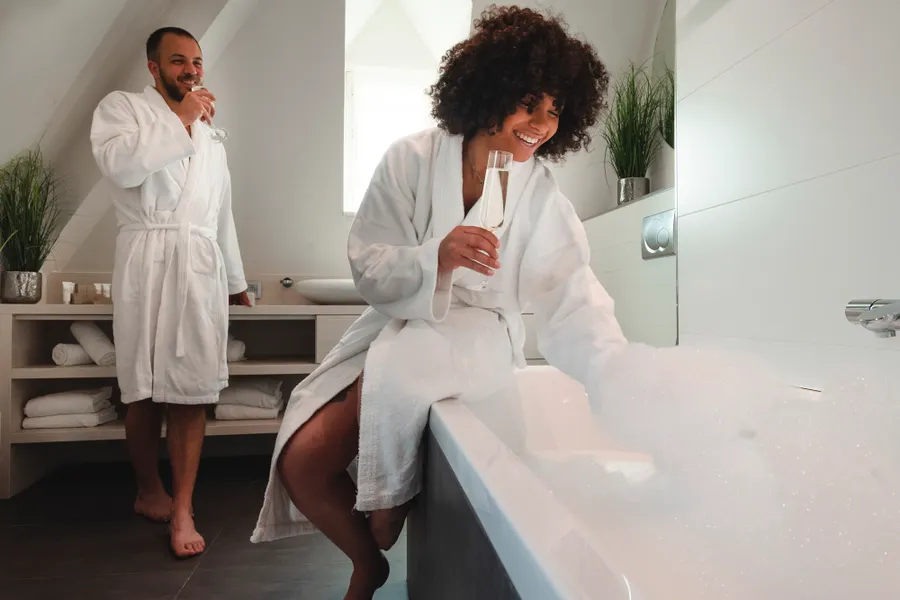 Salle de bain moderne de la Suite Sélys à Liège