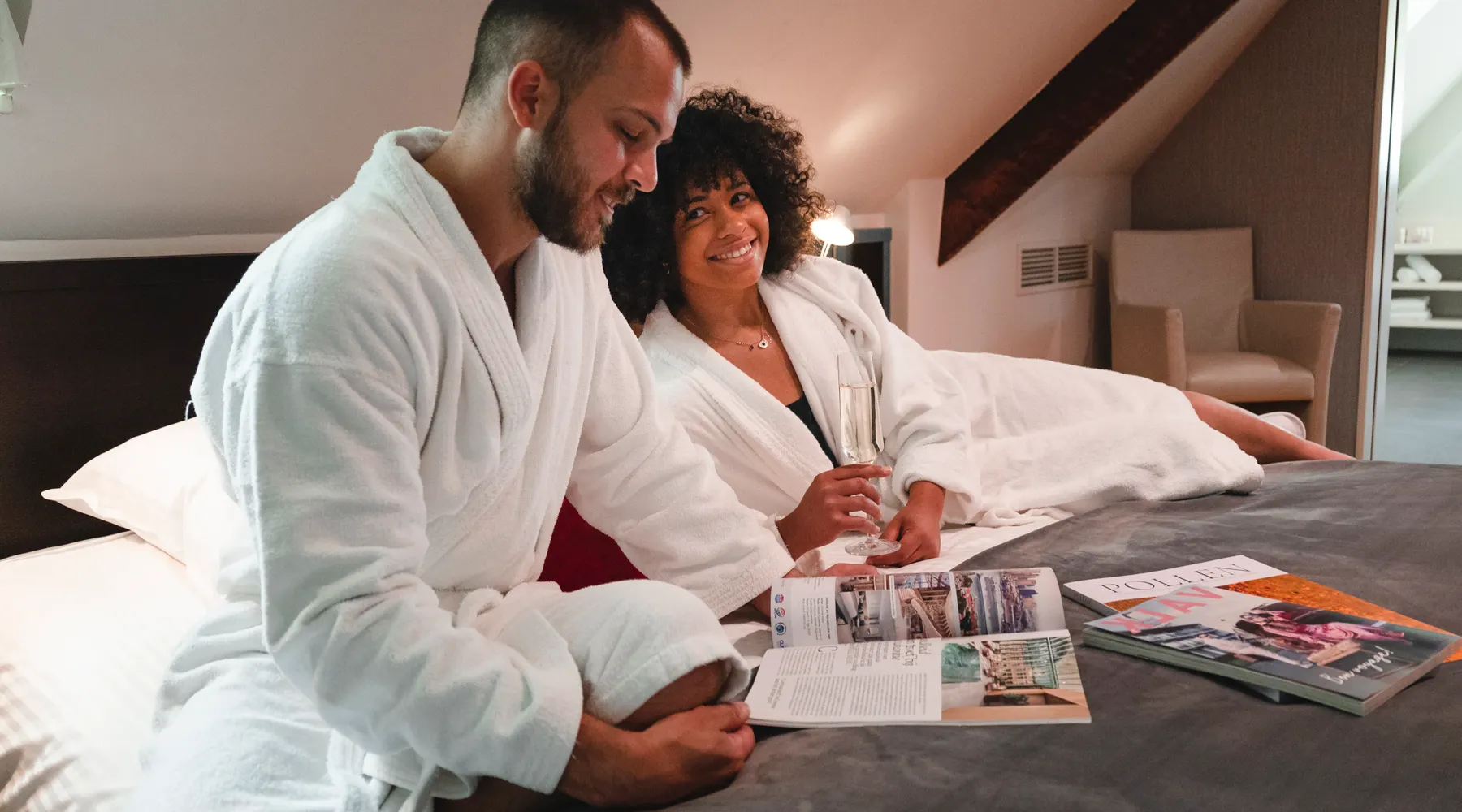 Couple profitant de la Suite Sélys au Van der Valk Hotel Sélys Liège