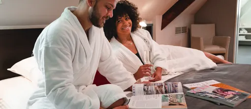 Couple profitant de la Suite Sélys au Van der Valk Hotel Sélys Liège