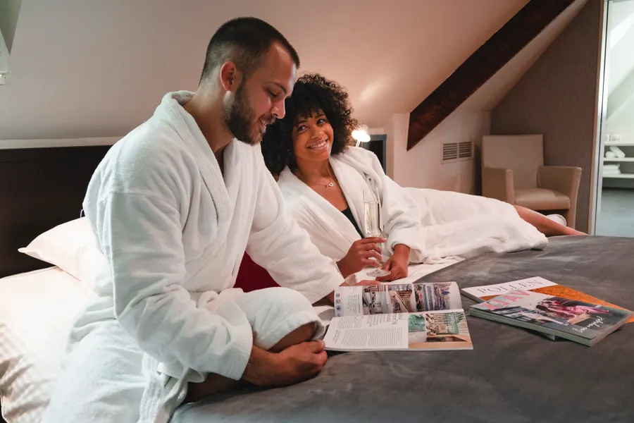 Couple profitant de la Suite Sélys au Van der Valk Hotel Sélys Liège