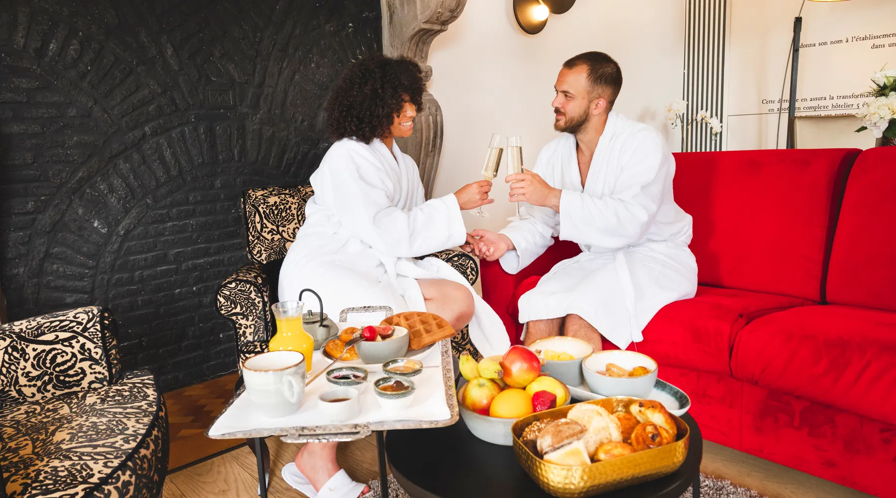 Couple dans le salon de la Suite Sélys au Van der Valk Liège