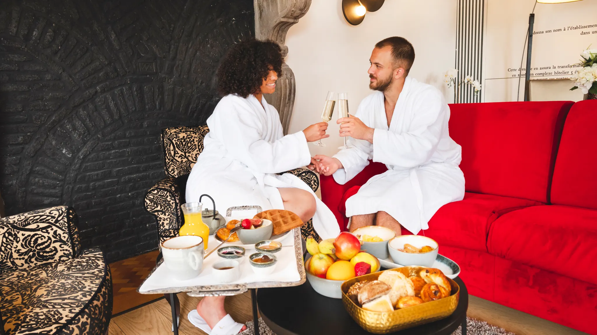 Couple dans le salon de la Suite Sélys au Van der Valk Liège