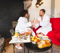 Couple dans le salon de la Suite Sélys au Van der Valk Liège