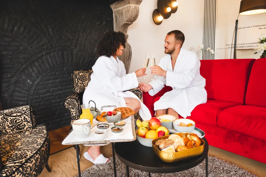 Couple dans le salon de la Suite Sélys au Van der Valk Liège