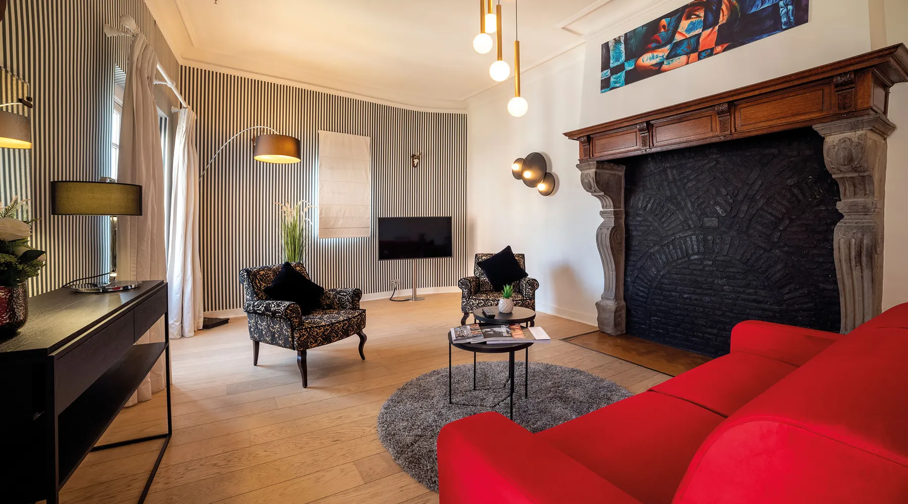 Salon avec canapé de la Suite Sélys à l’Hôtel Sélys Liège