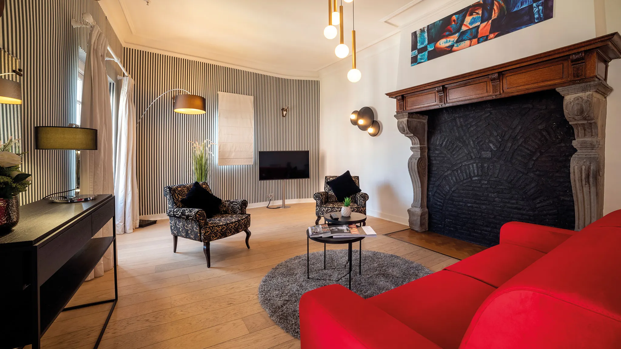 Salon avec canapé de la Suite Sélys à l’Hôtel Sélys Liège