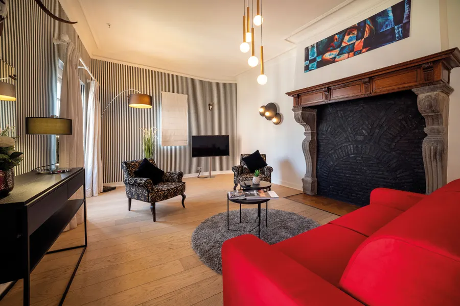Salon avec canapé de la Suite Sélys à l’Hôtel Sélys Liège