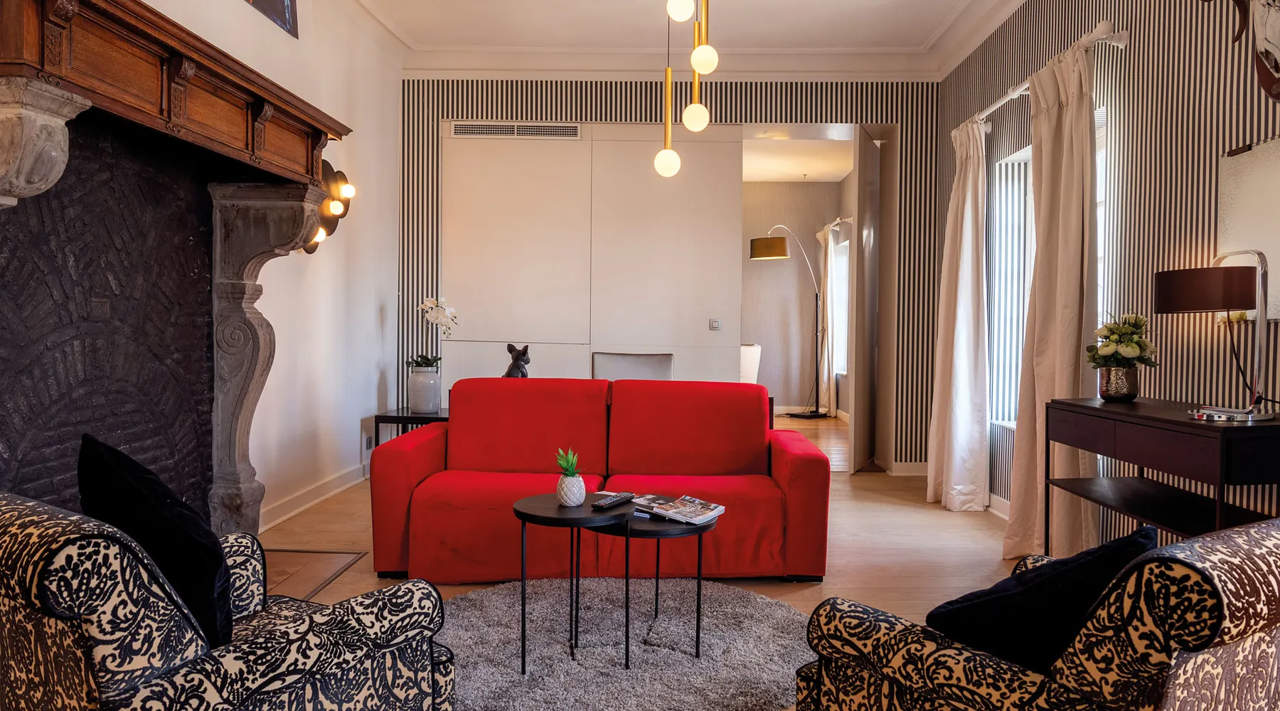 Salon avec canapé de la Suite Sélys à l’Hôtel Sélys Liège