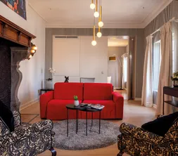 Salon avec canapé de la Suite Sélys à l’Hôtel Sélys Liège