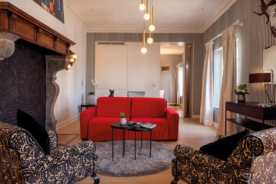 Salon avec canapé de la Suite Sélys à l’Hôtel Sélys Liège