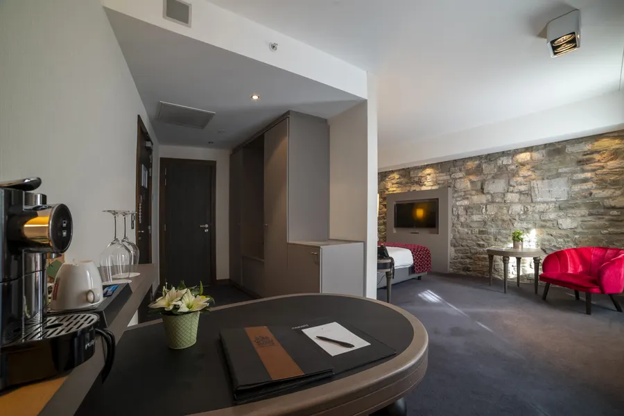 Bureau fonctionnel dans la Suite Deluxe au Van der Valk Hotel Liège Sélys