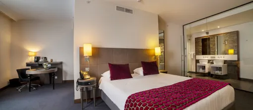 Chambre confortable et lumineuse de la Suite Deluxe à Liège
