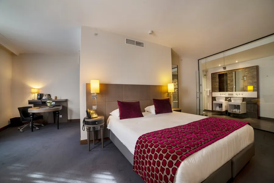 Chambre confortable et lumineuse de la Suite Deluxe à Liège