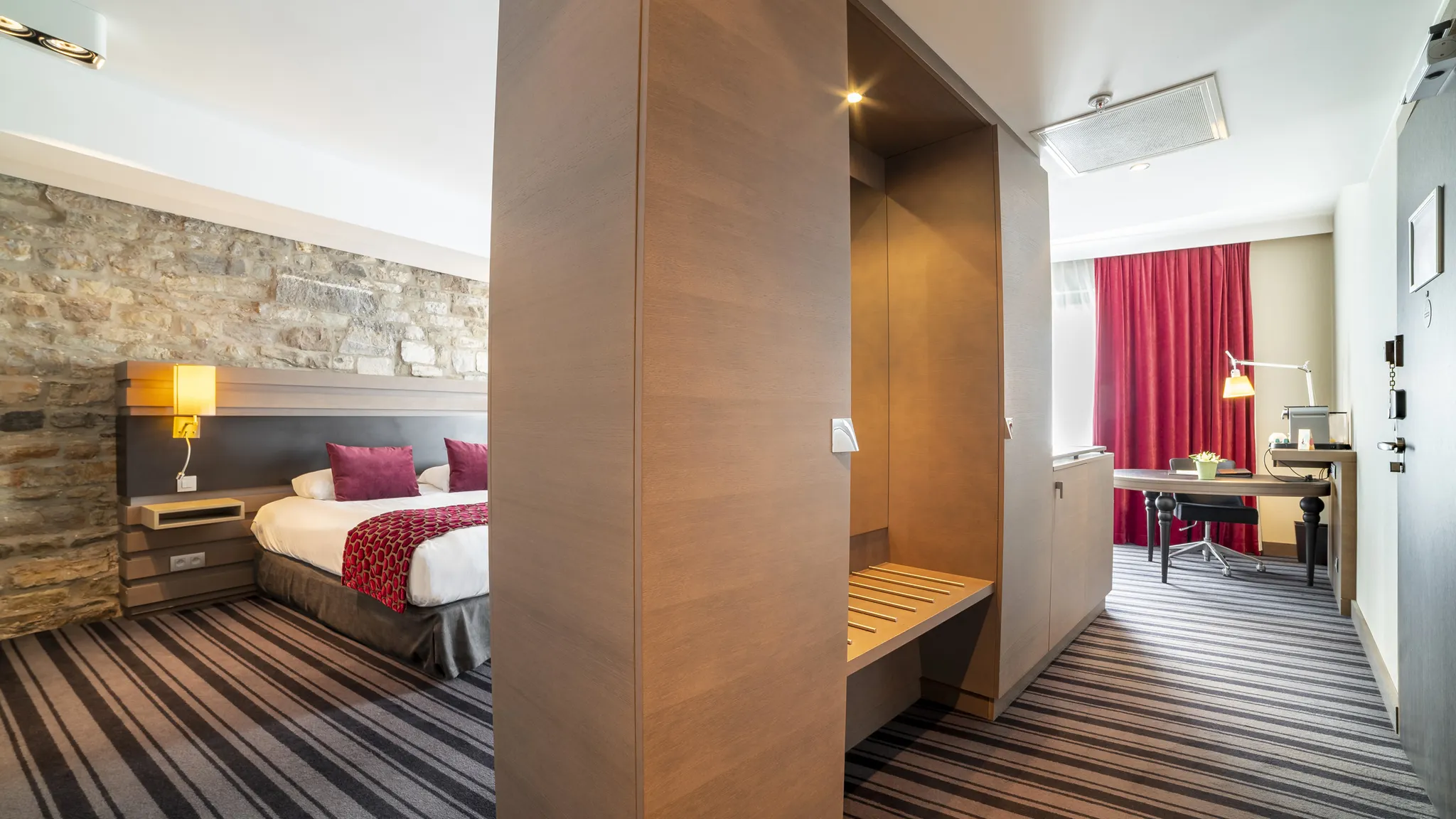 Chambre élégante de la Suite Deluxe dans notre hôtel 4 étoiles à Liège