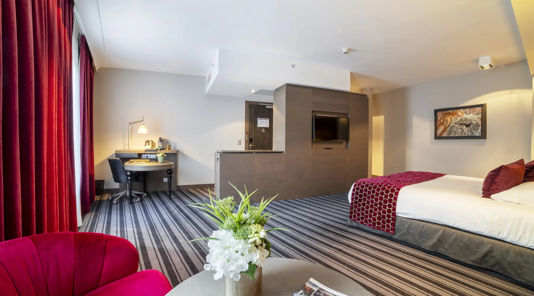 Chambre spacieuse et lumineuse de la Suite Deluxe à Liège
