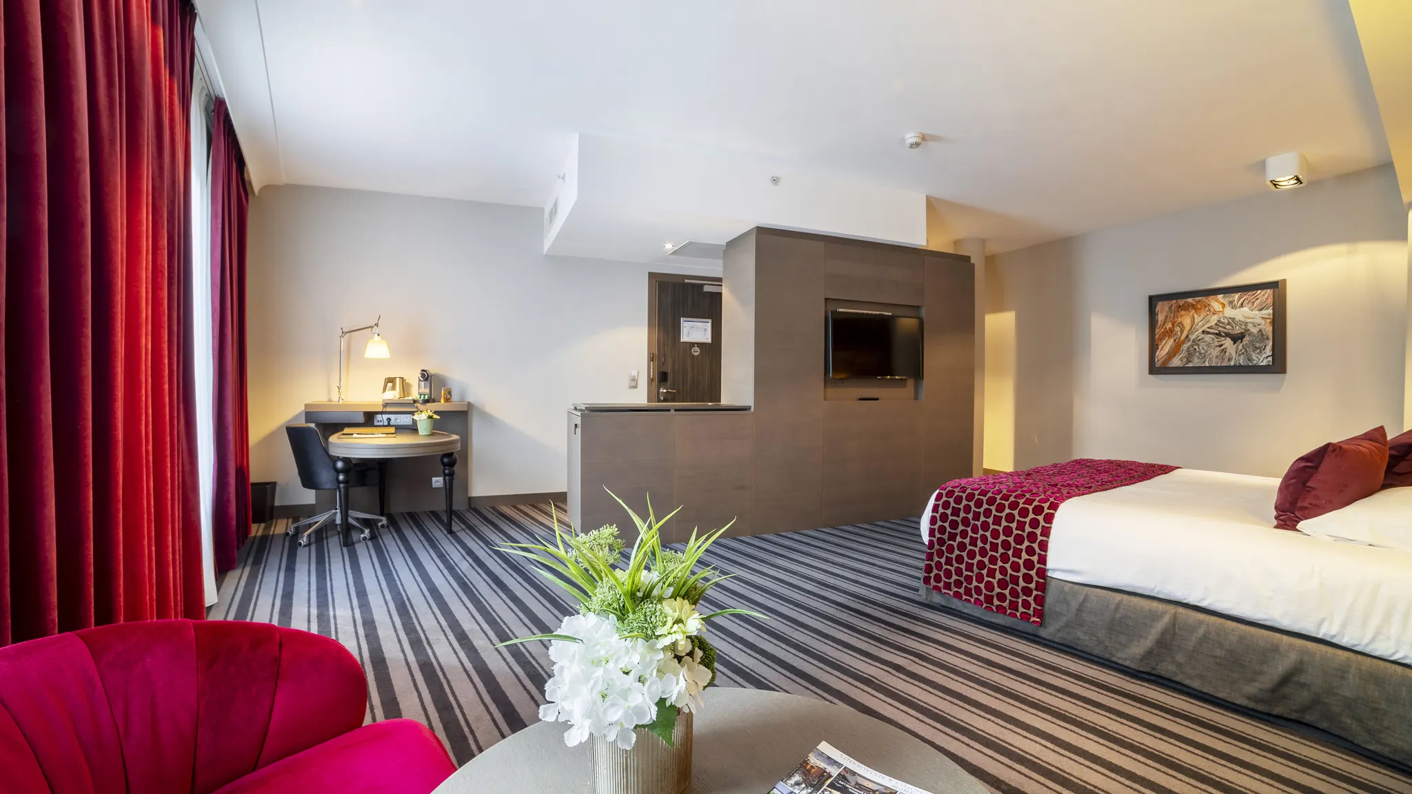 Chambre spacieuse et lumineuse de la Suite Deluxe à Liège