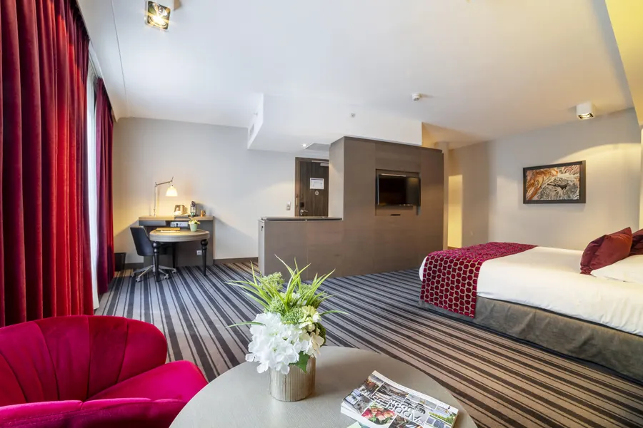 Chambre spacieuse et lumineuse de la Suite Deluxe à Liège