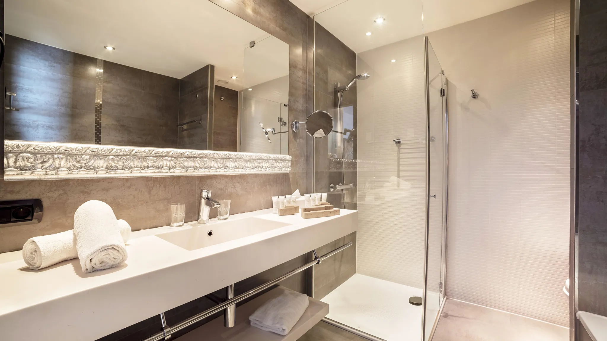 Salle de bain moderne de la Suite Deluxe du Van der Valk Hôtel Liège Sélys