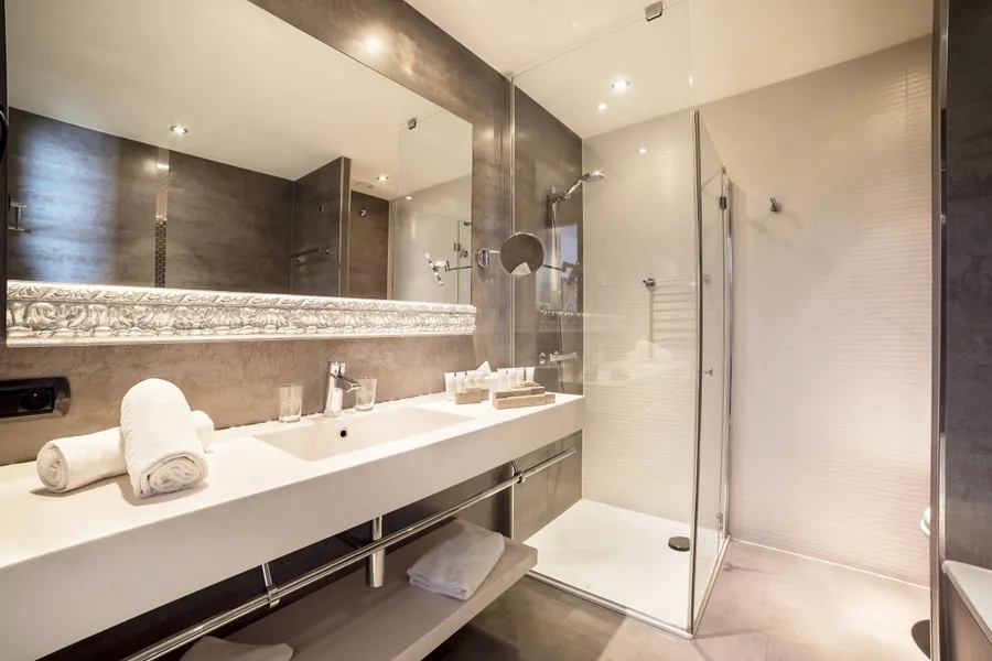 Salle de bain moderne de la Suite Deluxe du Van der Valk Hôtel Liège Sélys
