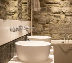 Salle de bain moderne de la Suite Deluxe à Liège
