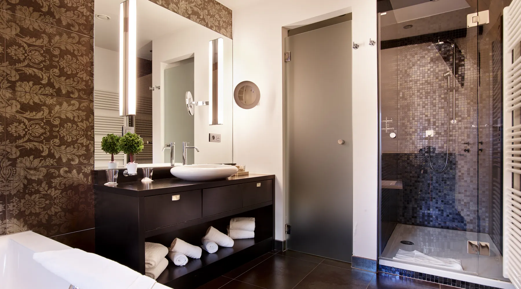 Salle de bain moderne avec bain à bulles dans la Suite Queen à Liège
