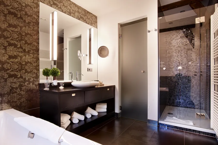 Salle de bain moderne avec bain à bulles dans la Suite Queen à Liège