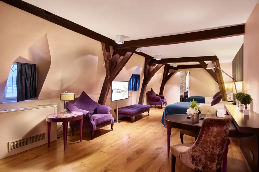 Lits queen size confortables dans la Suite Queen du Van der Valk Sélys Liège