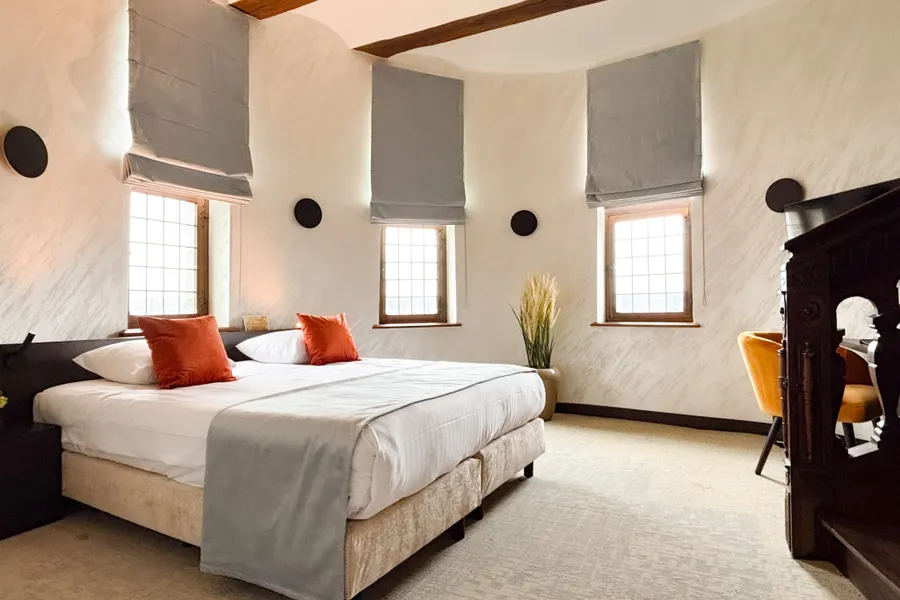 Chambre principale de la Suite 31 avec grand lit double au Van der Valk Liège Sélys
