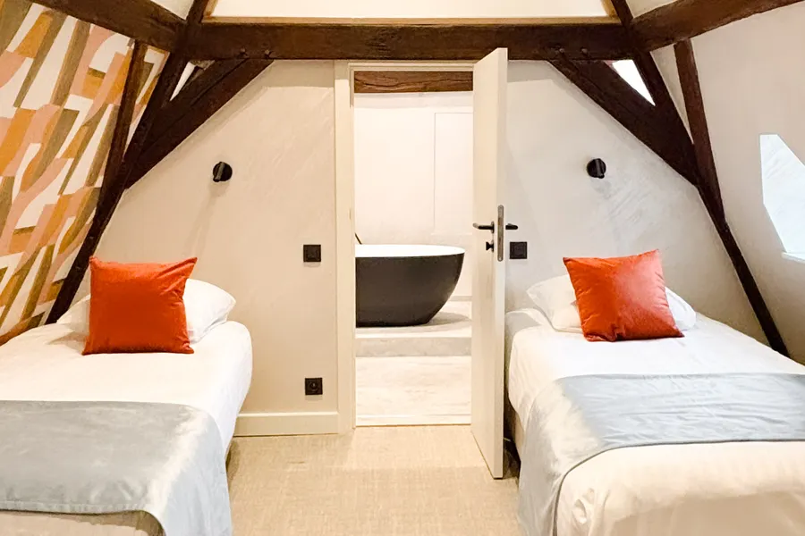 Chambre enfants avec lits simples dans la Suite 31 au Van der Valk Liège Sélys