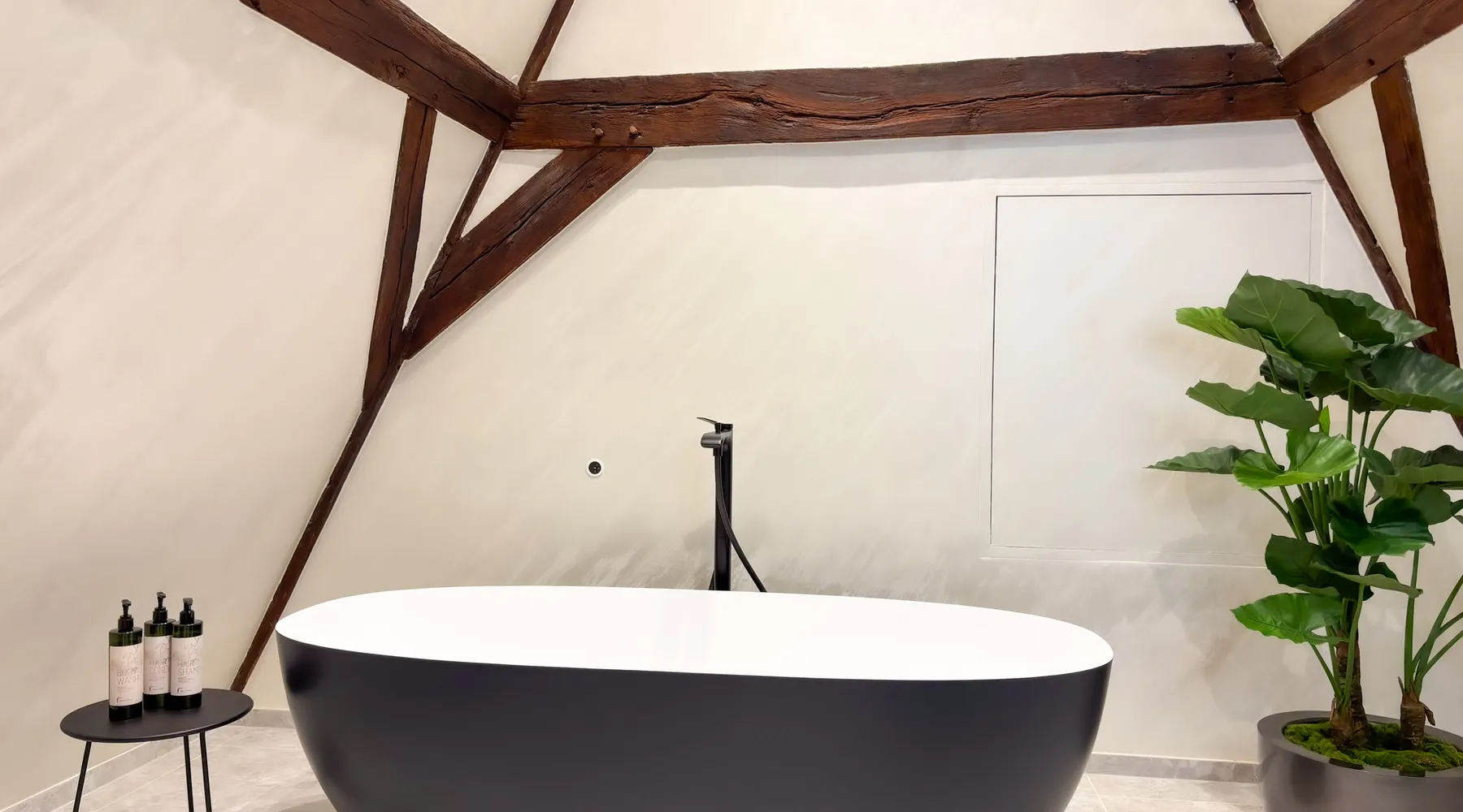 Salle de bain avec baignoire de la Suite 31 au Van der Valk Liège