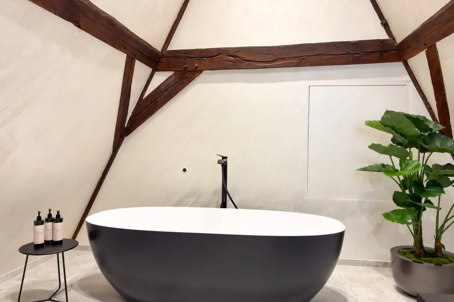 Salle de bain avec baignoire de la Suite 31 au Van der Valk Liège
