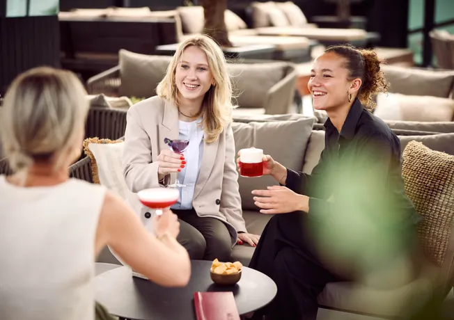 Cocktail sur la terrasse du bar rroftop à Gand