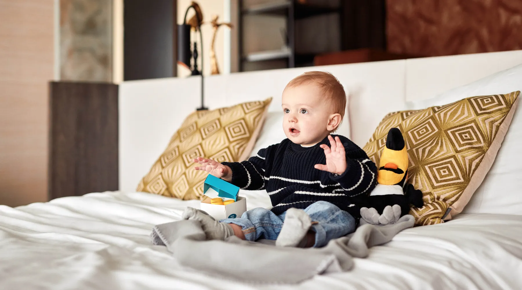 Enfant dans la chambre d'hôtel