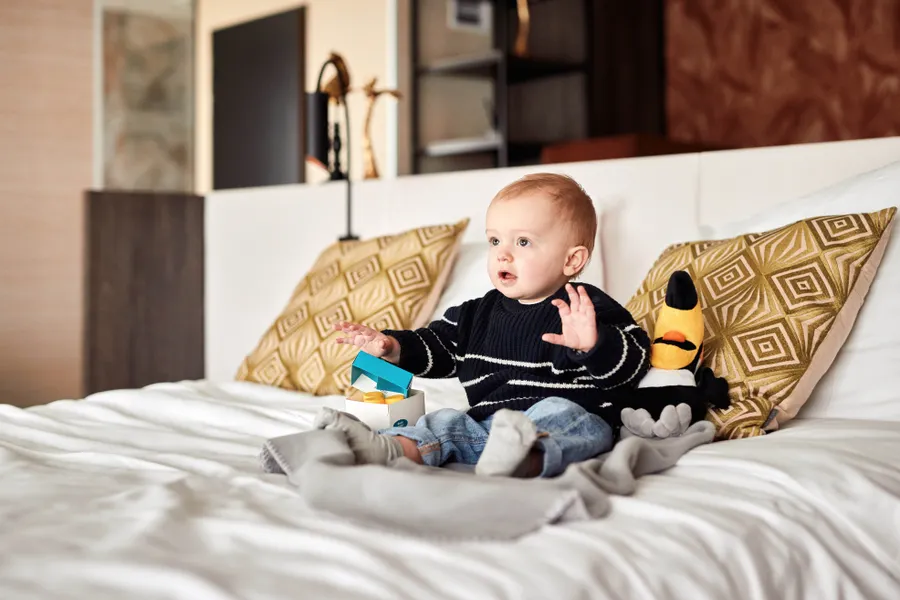 Enfant dans la chambre d'hôtel