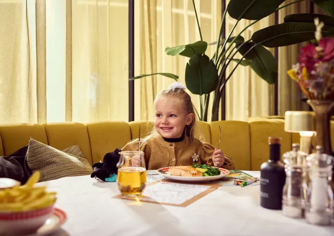 Kind in restaurant Hotel Gent