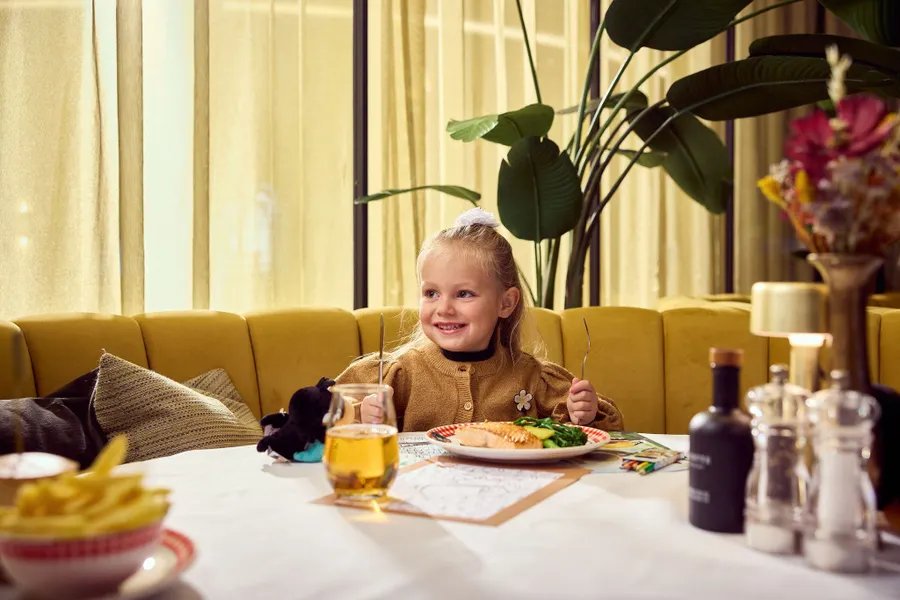 Enfant au restaurant de l'hôtel Gand