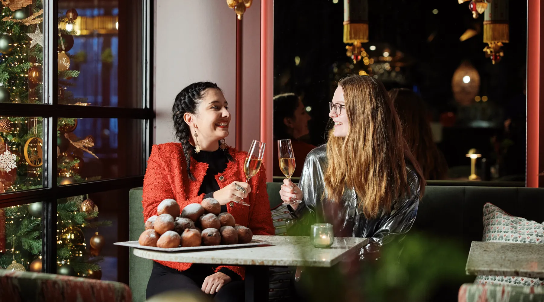 Genießen Sie ein reichhaltiges Dinnerbuffet an Silvester und begrüßen Sie das neue Jahr in gemütlicher Atmosphäre.