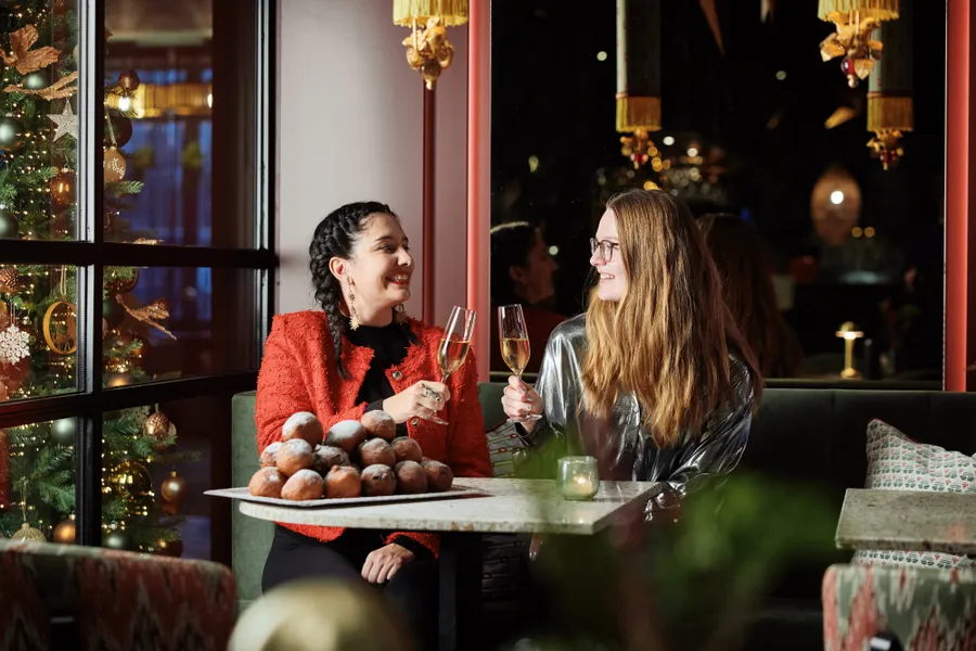 Geniet op oudejaarsavond van een uitgebreid dinerbuffet en een gezellige jaarwisseling.
