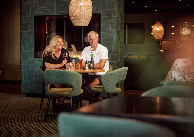 Ontspannen op het terras van Van der Valk Texel met uitzicht en een hapje en drankje.