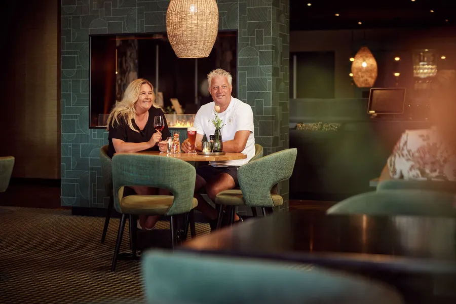 Ontspannen op het terras van Van der Valk Texel met uitzicht en een hapje en drankje.