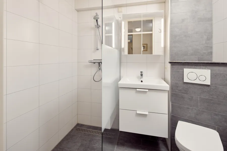 Flat 64 bathroom