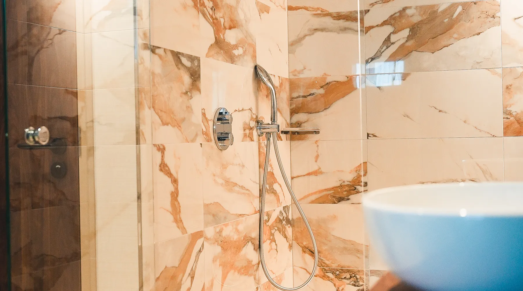Dusche im Komfortzimmer