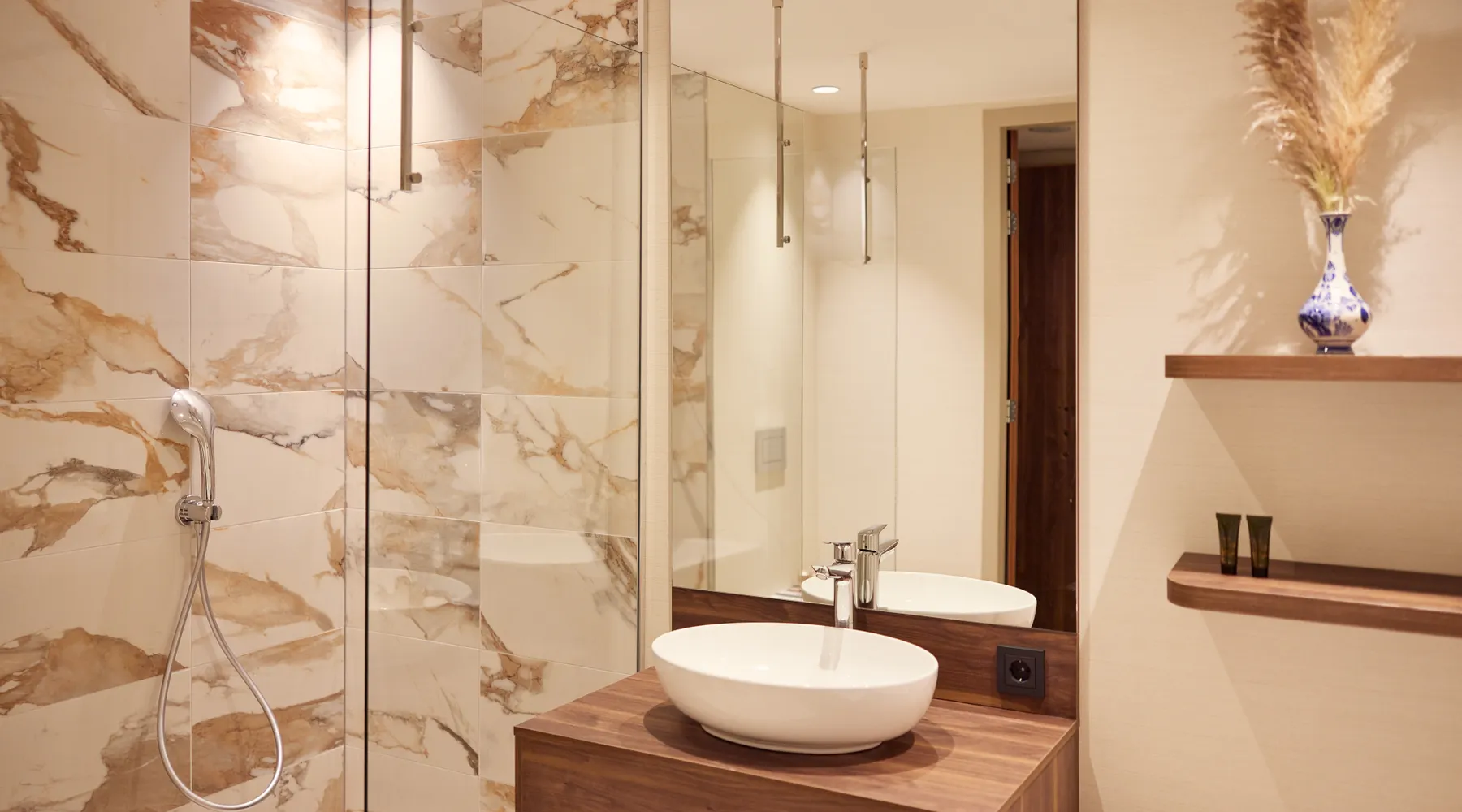 Badezimmer im Deluxe-Zimmer